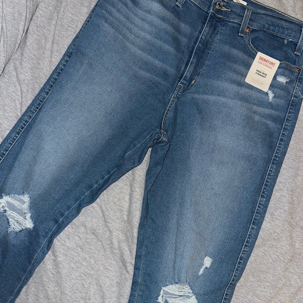 Levi Strauss Women’s Straight Jean - Picture 4 of 5